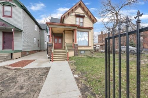 2nd-Floor Retreat in Vibrant Detroit 2 Bedroom