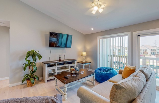 2nd Floor, Shared Pool, Hot Tub, Near Marina, Golf Cart Access