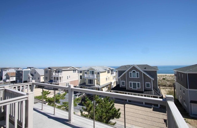 2nd House from the Beach, Sleeps 8, 4 BR, 2 BA, 3 Decks, Free Golf, Splash Mountain, and More!