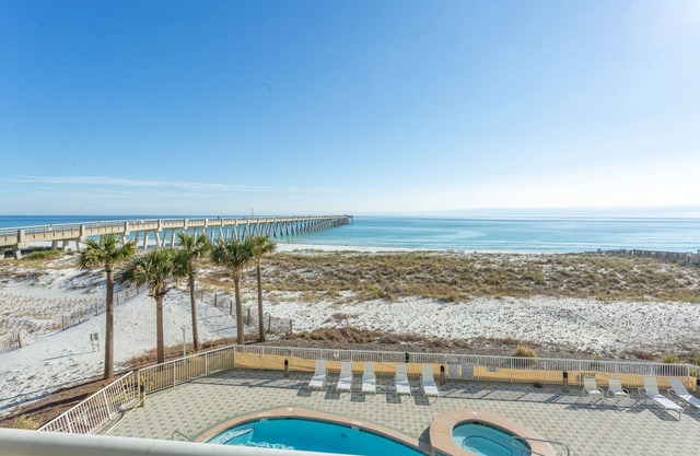 2ndFloor Oceanfront,Seasonal Two Free Chair & One Umbrella ,Heated Pool,Arcade.