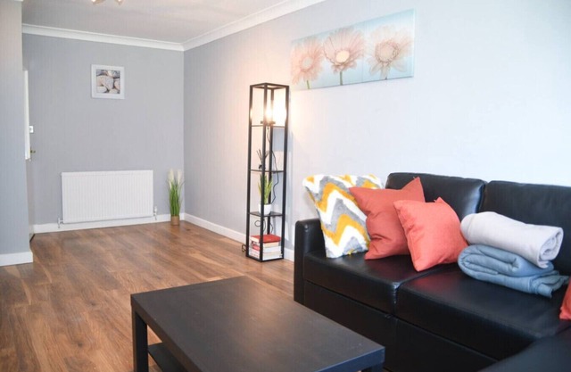 2ndHomeStays Willenhall: Comfort for Groups of 8-9