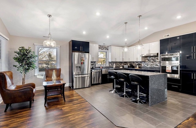3,000 sq.ft. 8 Guests, 3-Bed, 3-Bath, Pool, Spa, Outdoor Kitchen, Gardens, WiFi.
