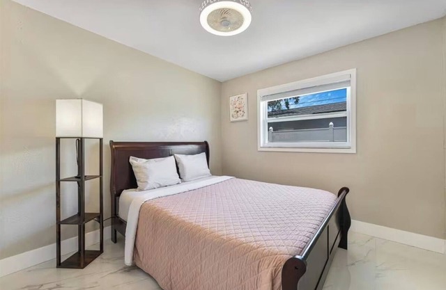 3/2 Cozy & Stylish Poolside Home