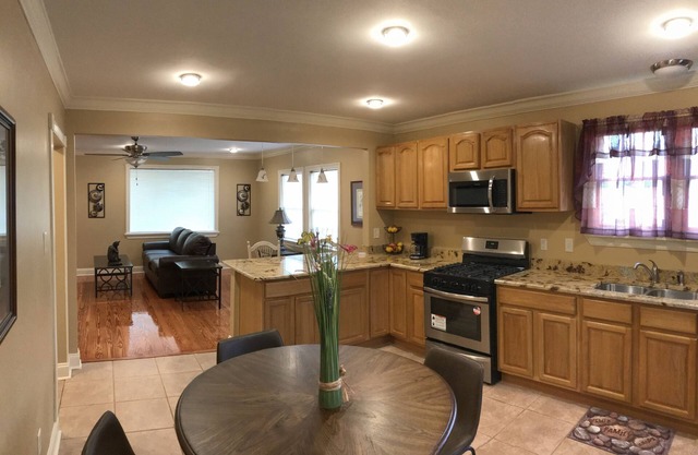 3.4 MILES FROM FRENCH QUARTER. LOCATION, LOCATION, LOCATION. CloseTO EVERTHING.
