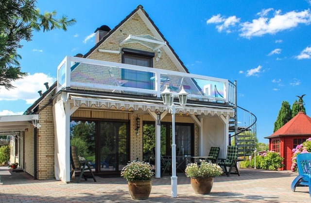 3 apartments on the sandy beach