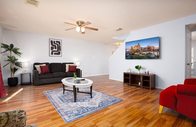 3 BD/2.5 BA*SeaWorld*Six Flags*Riverwalk*UTSA*Medical Center*Pool Table*B/Crib*