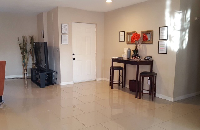 3 bd/2 bath home located 10 mins from fremont experience/downtown lv & the strip