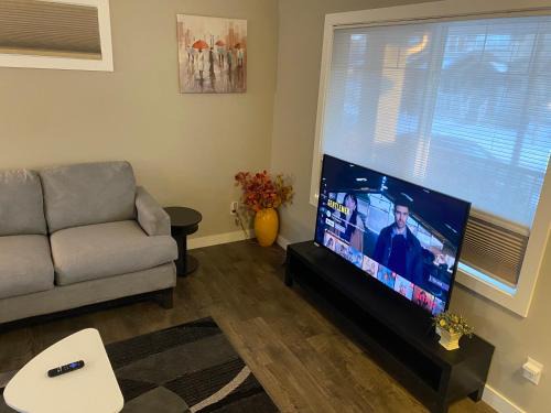 3 BDR - Bonus Room - King Bed - Garage - Near Airport