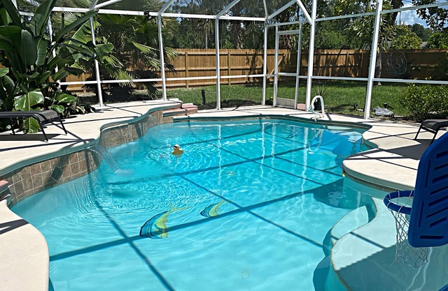3 BDR, fenced house, heated pool, 25 min to beach, dog ok