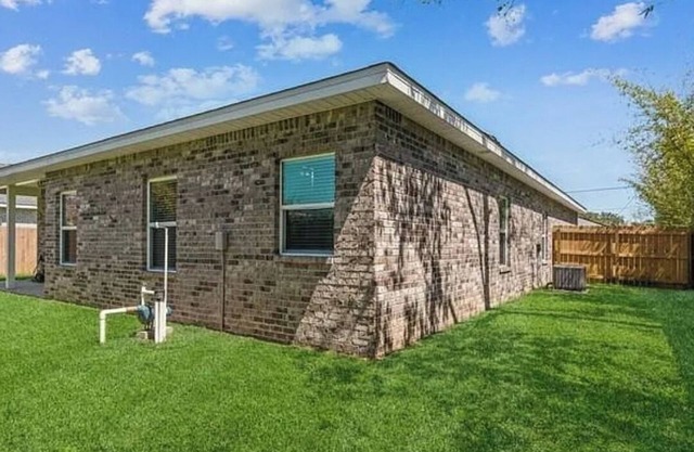 3-bdrm house in welcoming Mary Esther, minutes from Navarre Beach, with AC, WiFi