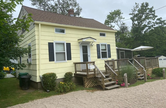 3 Bed 1.5 bath cottage in walking distance to Narragansett Town Beach & Pier