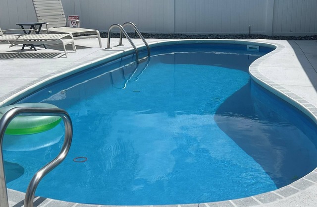 3 bed 2 bath, 1500 sf, ct yard villa, private heated pool and 4 person golf cart