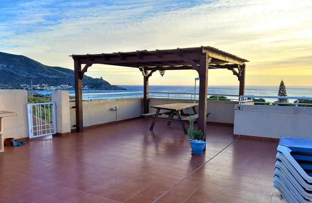 3 bed 2 bath apartment, huge solarium, magnificent open views, 5 mins to beach.