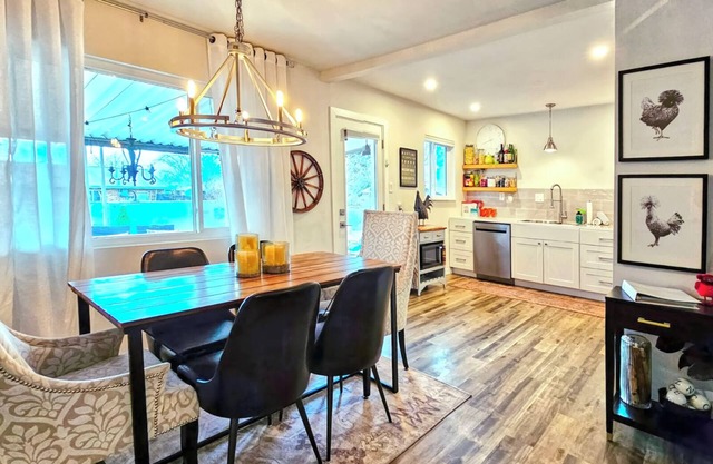 3 Bed/2 Bath home sleeps 6! Near Nob Hill, UNM, Uptown Shopping & Dining + More!