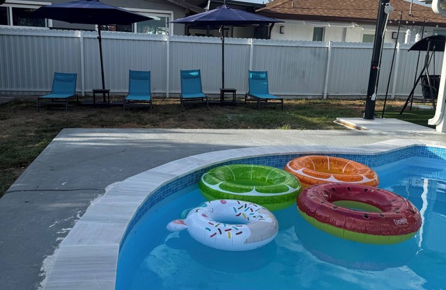 3-bed 2-bath house in Naples with WiFi, AC and pool. Live the Florida dream !