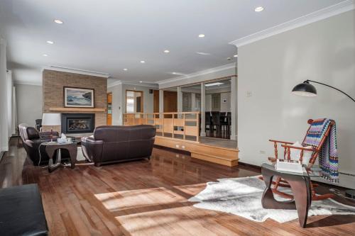 3 Bed 2 Bath Retro-Chic Comfort on the Crescent