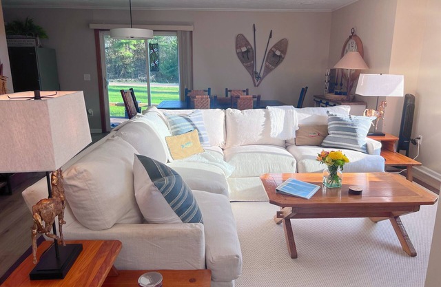 3 Bed 2ba spacious Cottage Retreat with RV Hookup & pet friendly