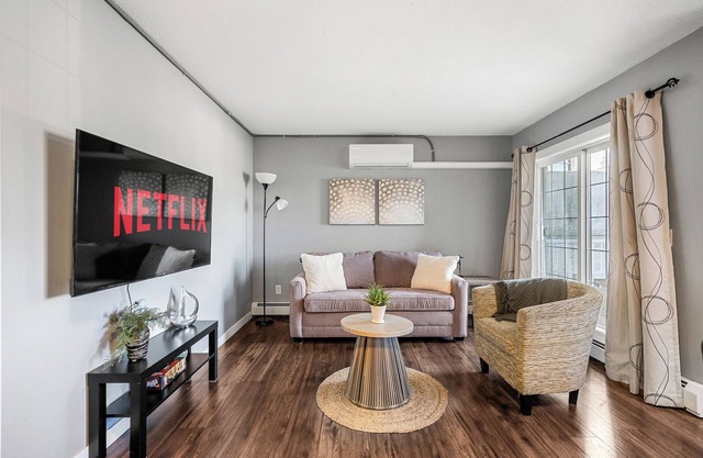 3-Bed by River, AC, Free Parking, Near Saddledome