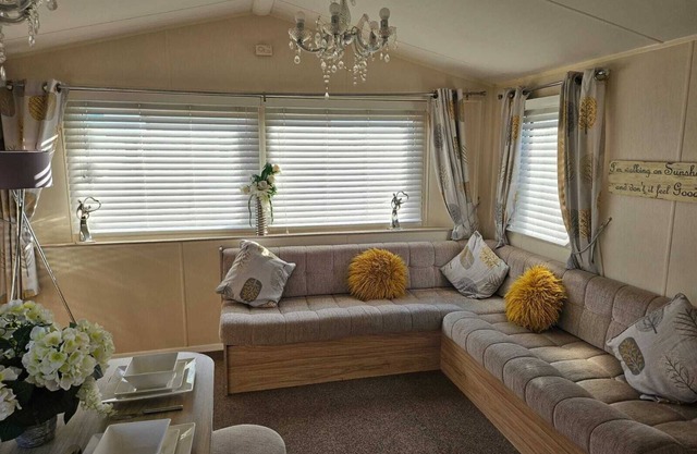 3 Bed Caravan - Sleeps 6 - Pets - Parking - Wifi
