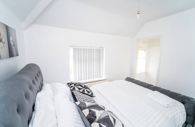 3 Bed House - Sleeps 5 - Pets - Garden - Parking