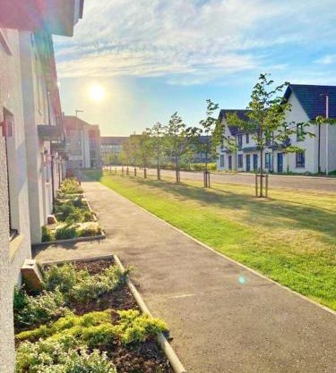 3 bed house with parking near airport