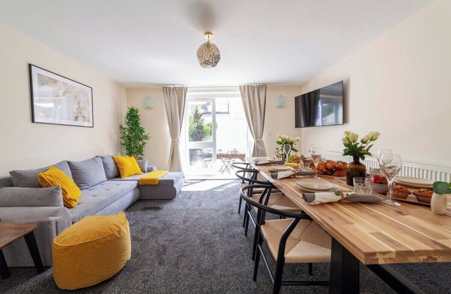 3-Bed Large Garden House Stratford,Free Parking
