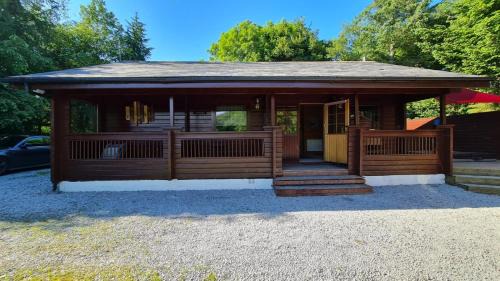 3-Bed Lodge - Sleeps 7 - Hot Tub - Pet Friendly