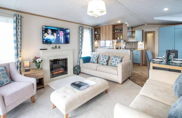 3-Bed Lodge Sleeps 6 -Hot tub -Resort Access