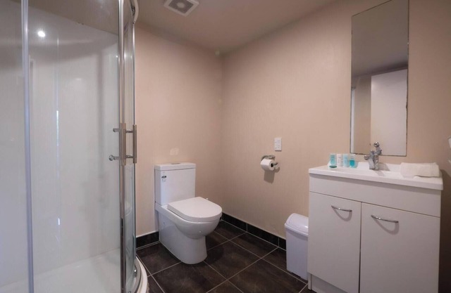 3 Bed Room downstairs house with Private entrance