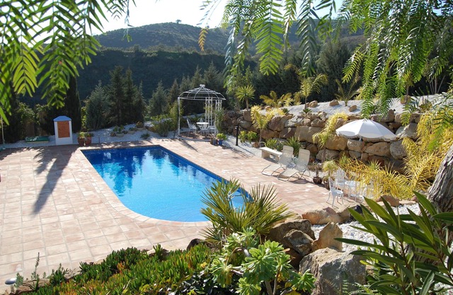 3 bed villa surrounded with tropical gardens with private pool 2 km from town.