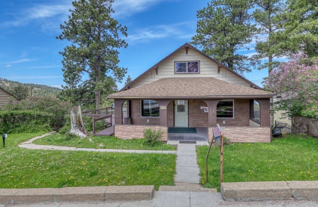 3 Bedroom 2 bath W/amazing deck views 3mi from Deadwood