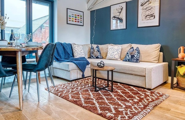 3 Bedroom, 2 Bathroom Stunning Town Centre Apartment