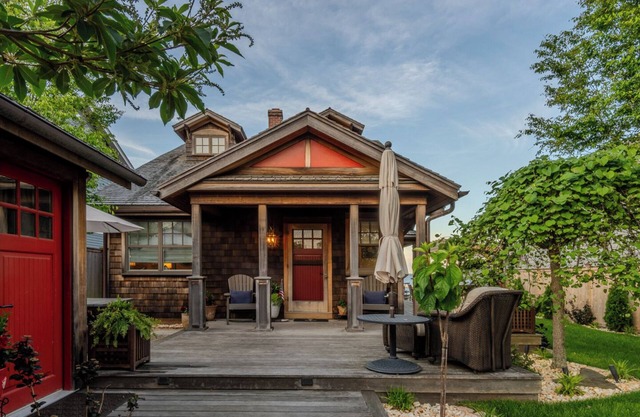 3 bedroom, 2 full bathroom water view and ocean front property. Outdoor kitchen and lounge chairs.