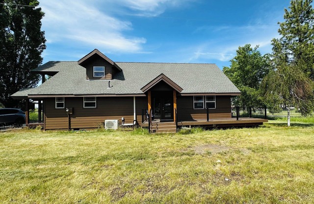 3 bedroom 2 full bath house in beautiful Worley WiFi, AC. Start your getaway