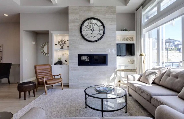 3 Bedroom 3 bath Luxury Home with hot tub- Perfect for Families & Groups of 8
