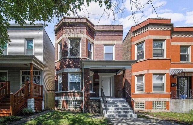 3 bedroom apartment easily 15 mins from downtown 10 mins from Chicago’s beach!