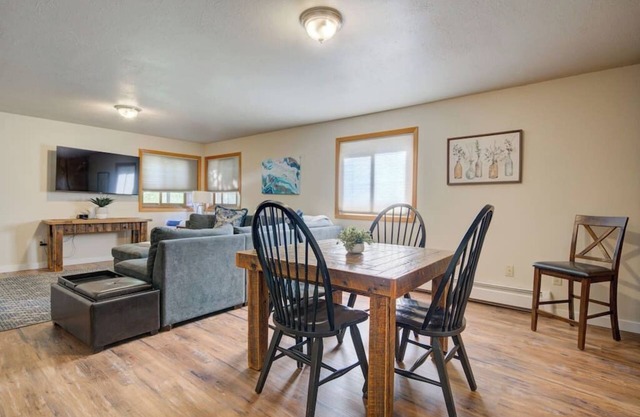 3 bedroom apt, 2nd floor, blocks from downtown