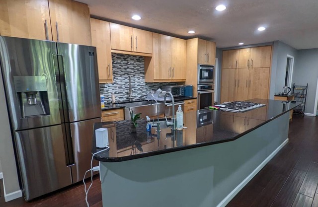3 Bedroom Bungalow - Large TV's - Patio - Sleeps 8