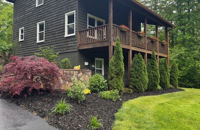3-bedroom cabin in charming Blairsville with WiFi, AC. Happy travels