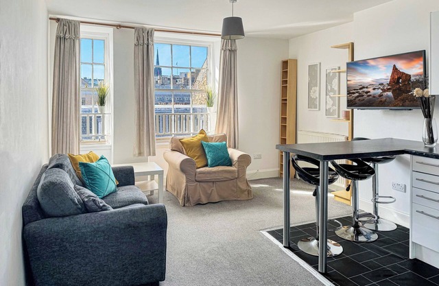 3 Bedroom Central Apt Next to Royal Mile & Edinburgh Castle