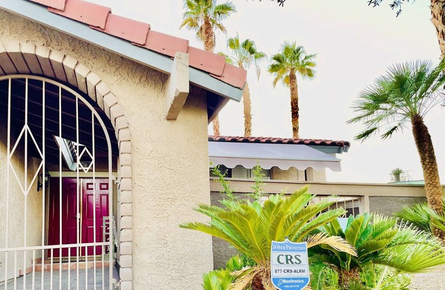 3-Bedroom Classical Artistic Oasis 2 Miles from the Strip with Free Parking