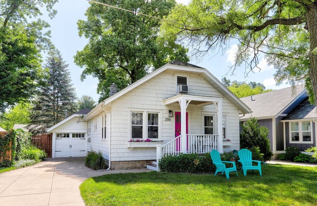 3 Bedroom Cottage with Private Fenced Yard