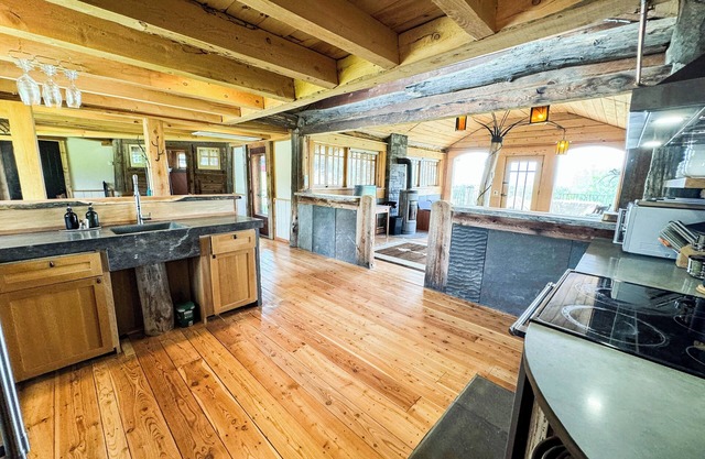 3 bedroom Custom Hilltop Getaway with Stunning Views!
