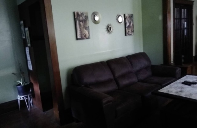 3 bedroom duplex lower unit Great location