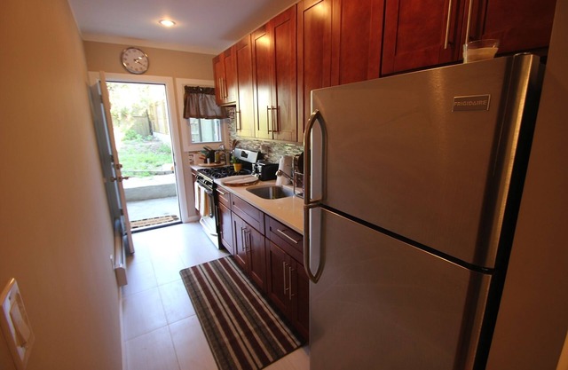 3 Bedroom Duplex W/3 King Beds And Pull-out Bed.new Appliances, Furniture & Beds