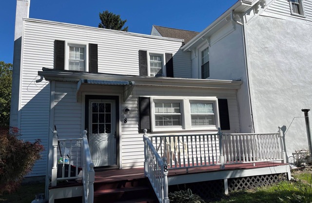 3-bedroom family-friendly guesthouse with WiFi, AC in lovely Wappingers Falls