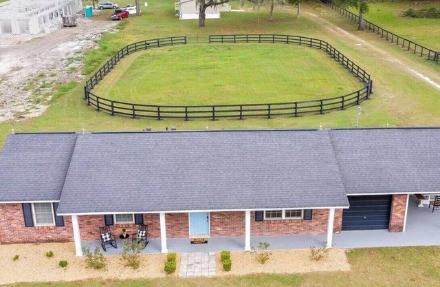 3 bedroom farmhouse in pleasant Ocala within walking distance to the WEC