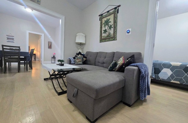 3-bedroom full bungalow in pleasant Downtown Peterborough with AC