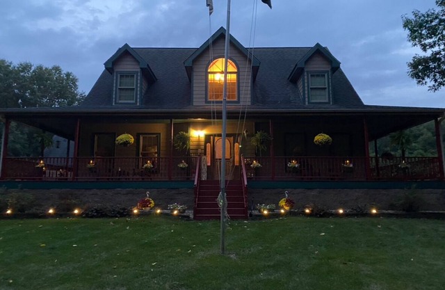 3-bedroom house in lovely Michigan City with Pool, Hot tub, WiFi, AC