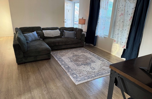 3-bedroom house in beautiful Tracy with WiFi, 75 inch tv, AC. Farm life